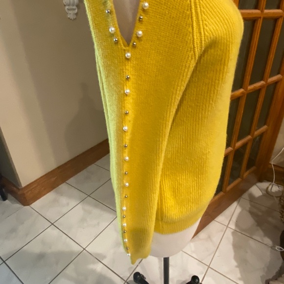 Yellow gold sweater with cold shoulders and peat & silver beading on the sleeves - Picture 6 of 8